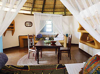 Planet Baobab: Esstisch im Gästebungalow Planet Baobab: Esstisch im Gästebungalow