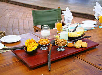 Selous Impala Camp: Frühstück mit Dekoration