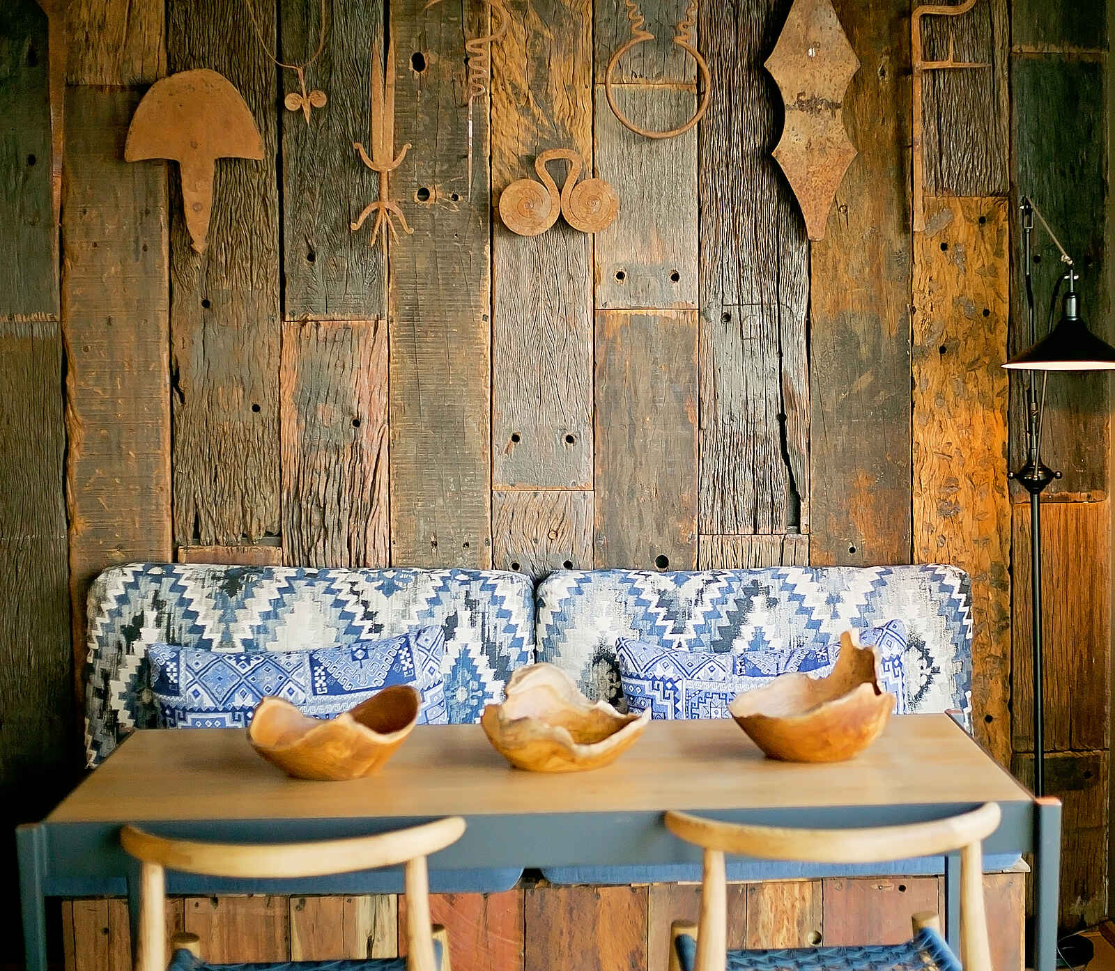 Thorntree River Lodge: Esstisch vor Holzplanken Thorntree River Lodge: Esstisch vor Holzplanken