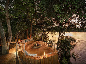 Tsowa Safari Island Lodge: Die Feuerstelle am Fluss