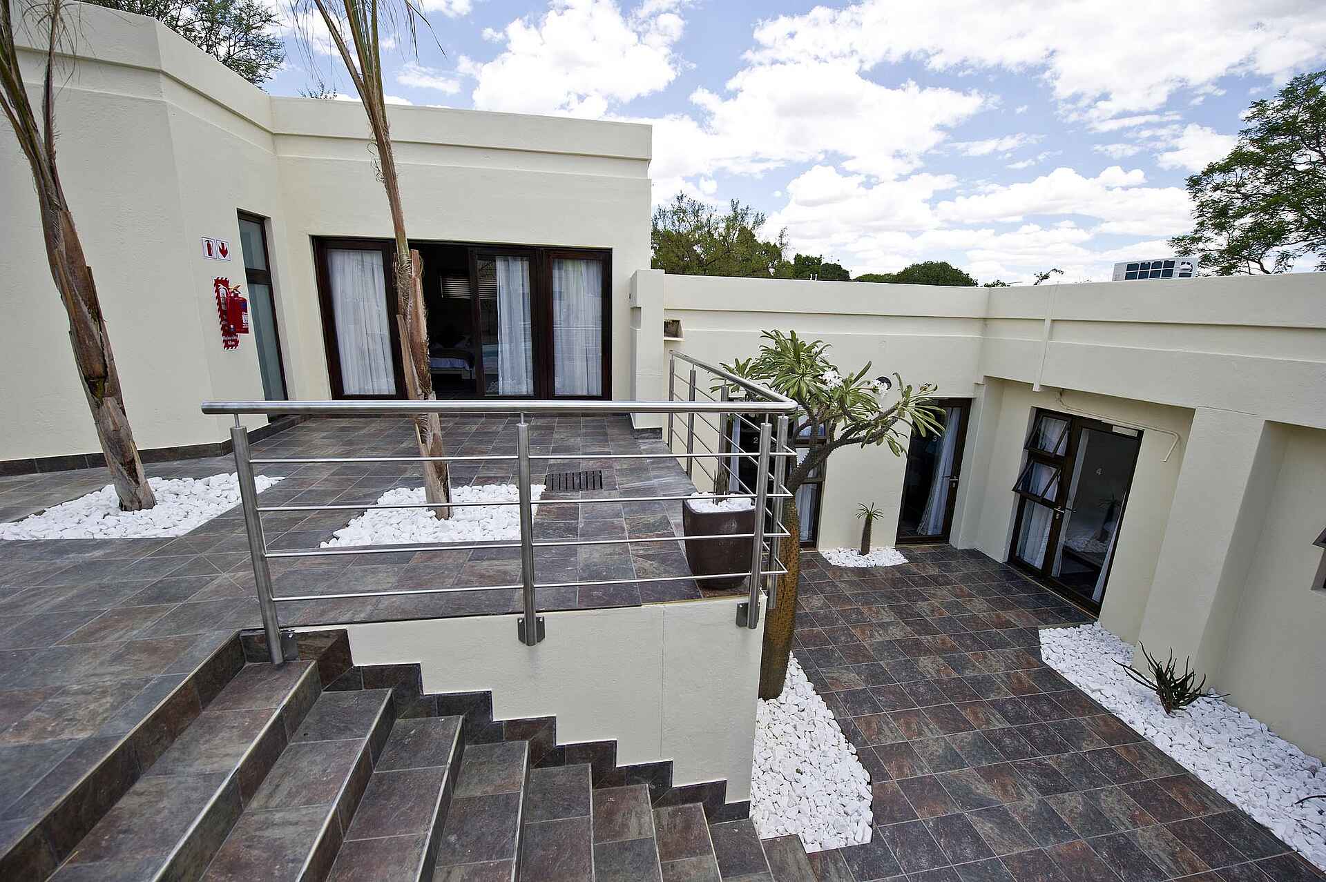 Erospark, Galton House, Guesthouse, Pension, Innenhof, Sukkulente, Treppe, Afrikarma, Afrikarma Safaris, Afrikarma Safaris. Wildnis. Hautnah., Afrikarma.de