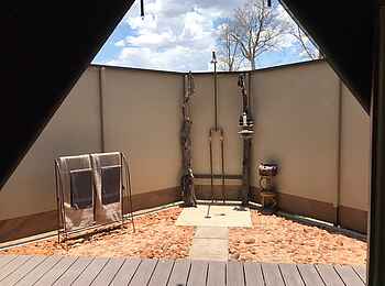 Ingwe Pan Camp: Freiluftdusche Ingwe Pan Camp: Freiluftdusche