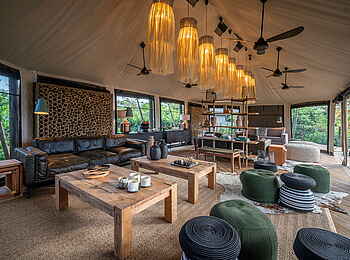 Magashi Camp: Die Lounge ist in hellen Naturtönen gehalten