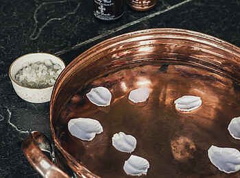 One and Only Nyungwe House: Füße baden im Spa-Bereich One and Only Nyungwe House: Füße baden im Spa-Bereich