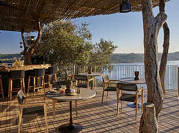 Singita Pamushana Lodge: Deck und Bar
