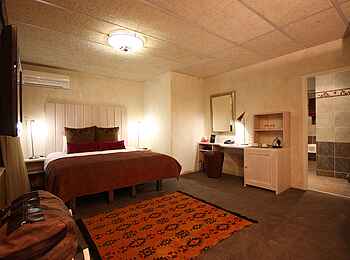 African Rock Hotels: Doppelbett in einem Gästezimmer