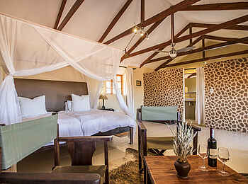 Bagatelle Kalahari Game Ranch: Savannah Chalet Bett