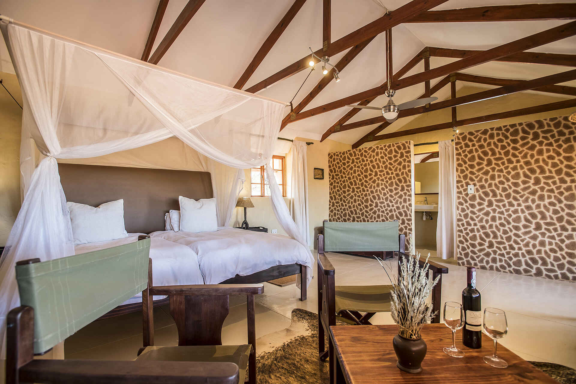 Bagatelle Kalahari Game Ranch: Savannah Chalet Bett