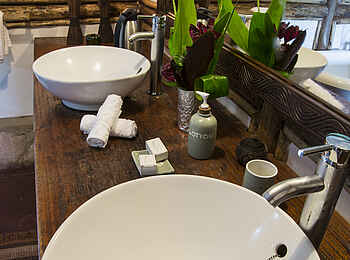 Buhoma Lodge: Doppelwaschtisch