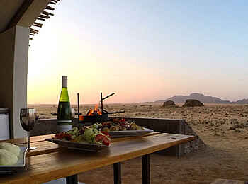 Desert Quiver Camp: Dinner bei Sonnenuntergang