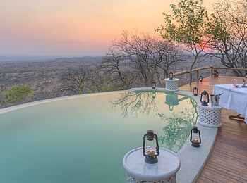 Ikuka Safari Camp: Dinner auf dem Sonnendeck im Sonnenuntergang