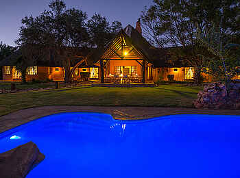 Kambaku Safari Lodge: Poolbereich bei Nacht