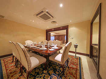 Kigali Serena Hotel: Das Esszimmer der Presidential Suite Kigali Serena Hotel: Das Esszimmer der Presidential Suite