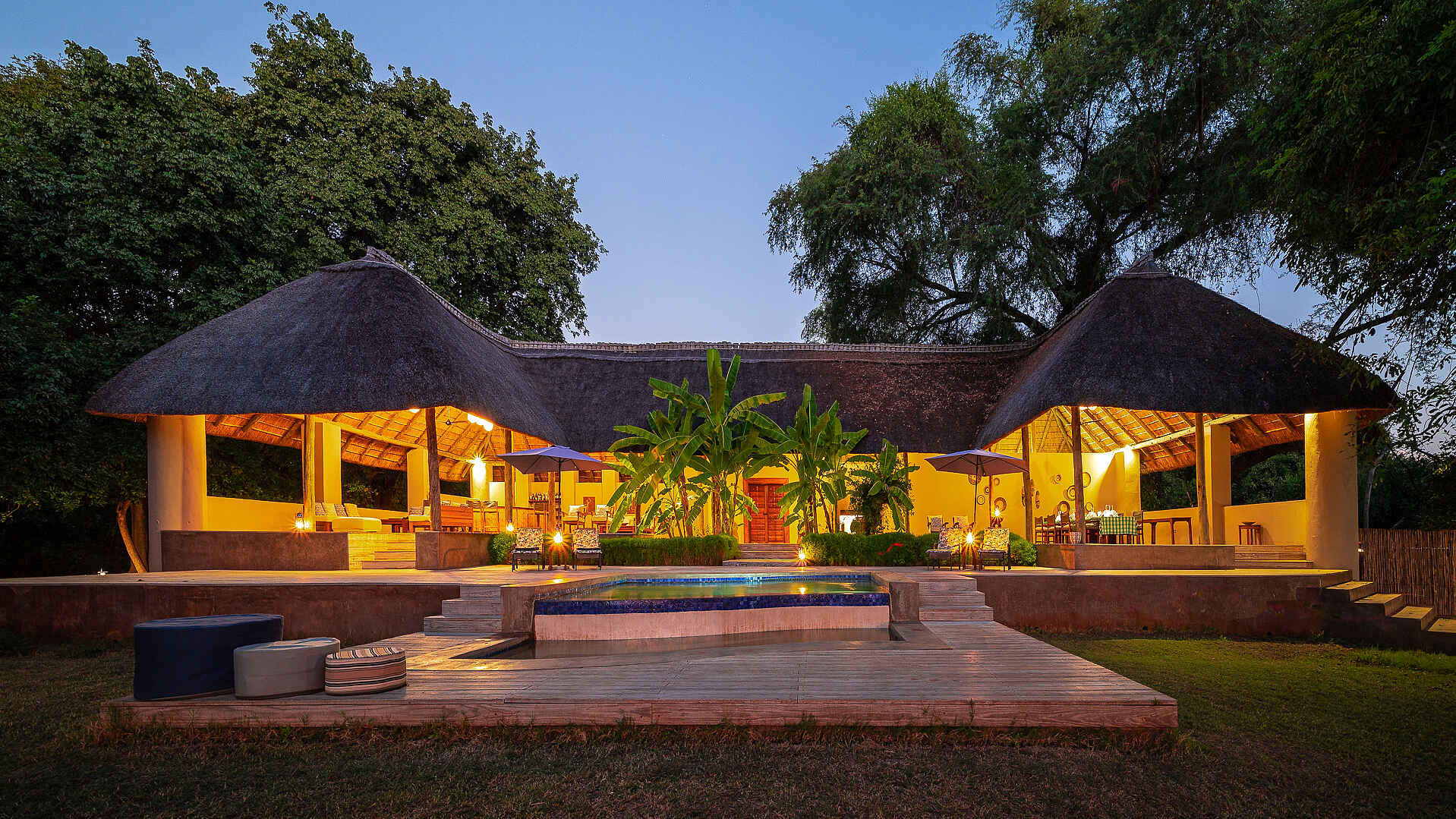 Luangwa River Camp: Gemeinschaftsbereich am Abend