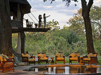 Luangwa Safari House: Sessel für einen stimmungsvollen Abend Luangwa Safari House: Sessel für einen stimmungsvollen Abend