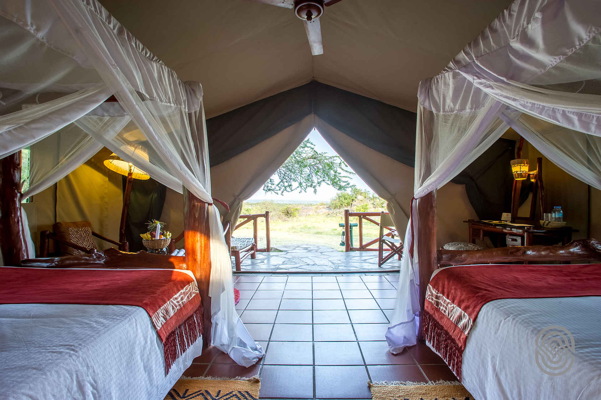 Mbuzi Mawe Serena Camp: Gästezeltinterieur Mbuzi Mawe Serena Camp, Serena Hotels, Serengeti, Doppelbett, Gästezelt, afrikarma, afrikarma Safaris, afrikarma Safaris - Wildnis. Hautnah., afrikarma.de