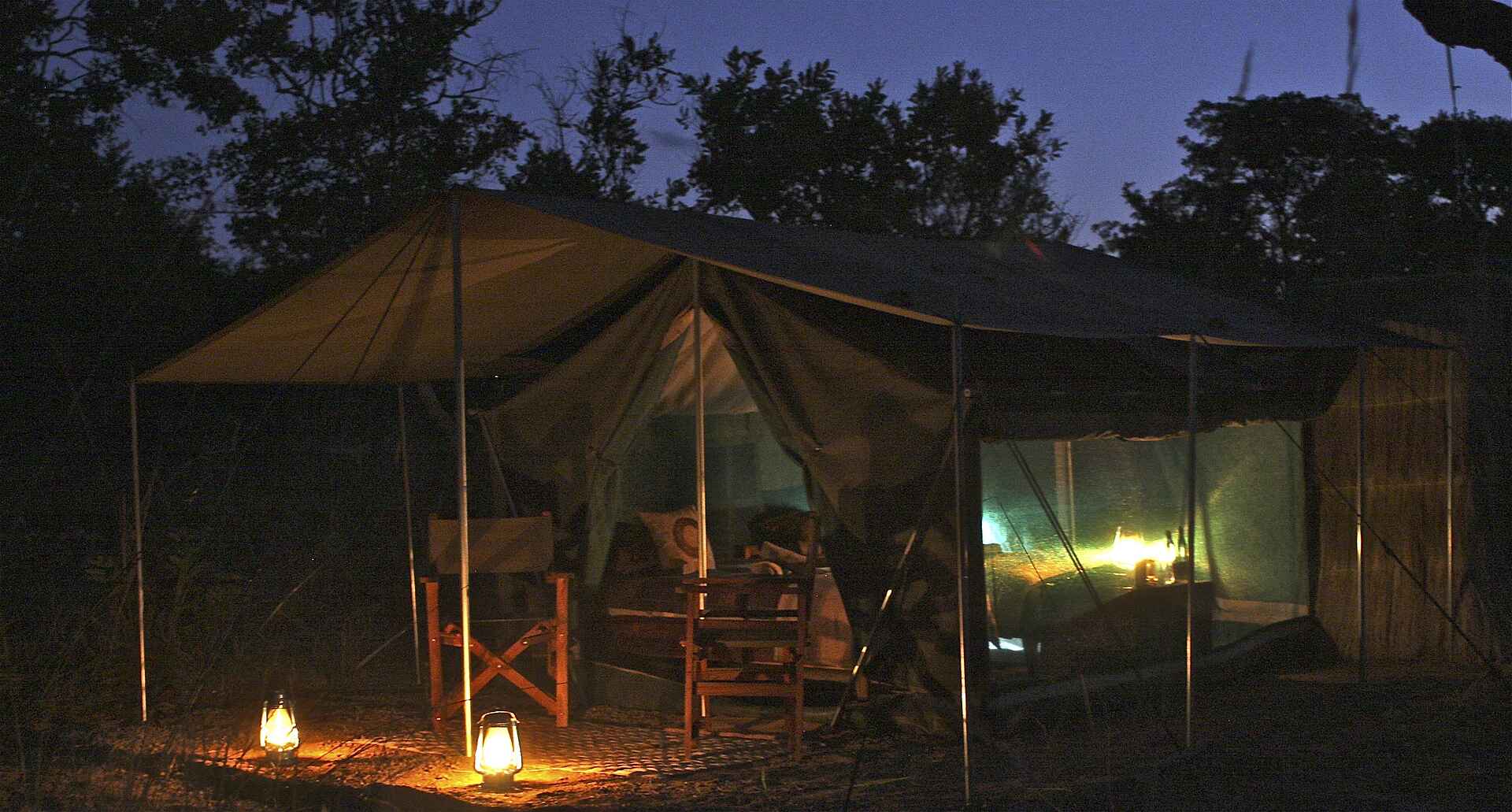 Musekese Camp: Erleuchtetes Gästezelt Musekese Camp, Jeffery & McKeith Safaris, Phil Jeffery, Tyrone McKeith, Beobachtungsunterstand, Bird Watching, Busanga Plains, Chibemba Saltpan, Gästezelt, Kafue National Park, Kafue River, Lufupa Airstrip, Öllampe, Vogelbeobachtung, Vordach, Afrikarma, Afrikarma Safaris, Afrikarma.de