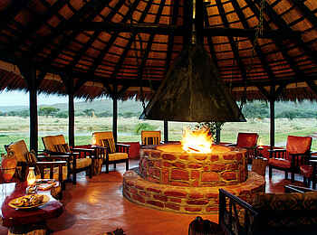 Okonjima Bush Camp: Feuer in der Lounge