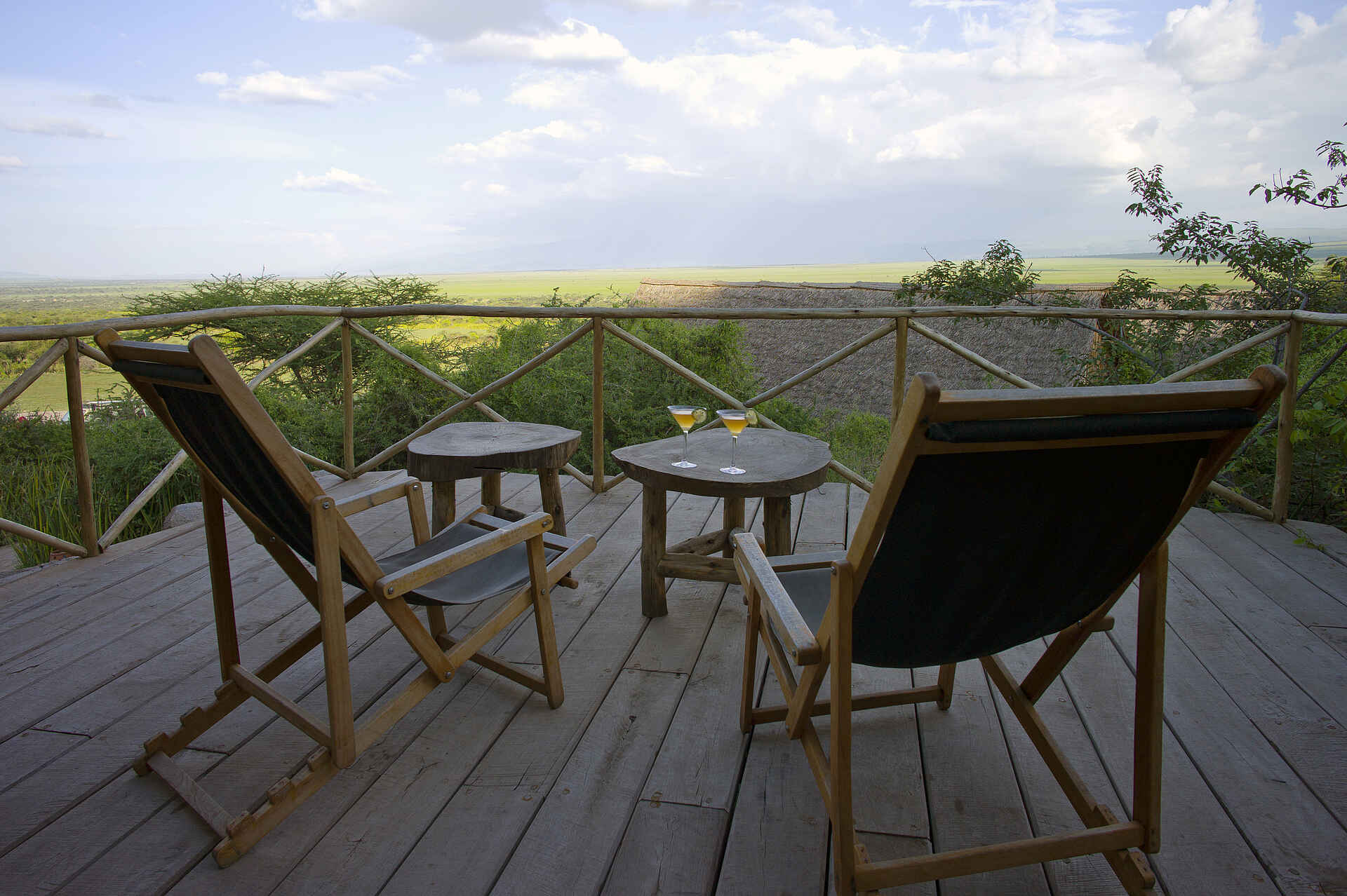 Ngorongoro Conservation Area, Olduvai Camp, Olduvai Gorge, Tanganyika Expeditions, Blick, Deck, Panorama, Stühle, Afrikarma, Afrikarma Safaris, Afrikarma Safaris - Wildnis. Hautnah., Afrikarma.de