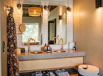 Thornybush Game Lodge: Bad mit Doppelwaschbecken Thornybush Game Lodge: Bad mit Doppelwaschbecken