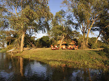 Tsika Island Canoeing Camp: Feuerplatz am Ufer Tsika Island Canoeing Camp: Feuerplatz am Ufer