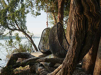 Victoria Falls River Lodge - Island Treehouse Suites: Hängestühle im Schatten der Bäume Victoria Falls River Lodge - Island Treehouse Suites: Hängestühle im Schatten der Bäume