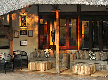 Victoria Falls Safari Lodge: Lounge im Außenbereich