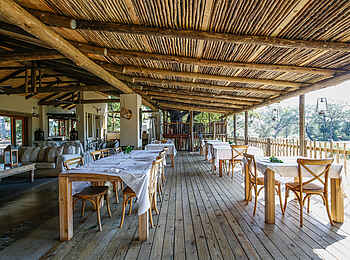 Notten's Bush Camp: Veranda zum Lunch eingedeckt Notten's Bush Camp: Veranda zum Lunch eingedeckt