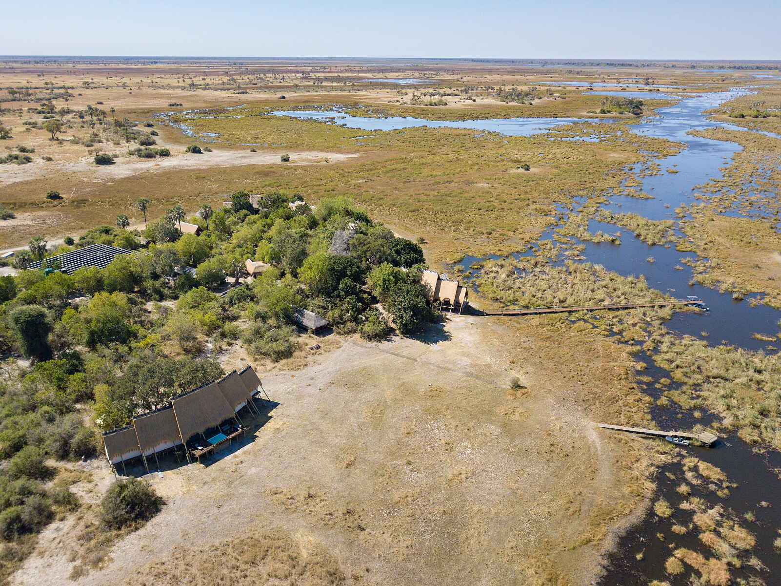 Great Plains Conservation, NG 16, Selinda -Konzession, Selinda Spillway, Selinda Suite, Gesamtansicht, Luftbild, Beverly Joubert, Dereck Joubert, National Geographic, Afrikarma, Afrikarma Safaris, Afrikarma Safaris. Wildnis. Hautnah., Afrikarma.de