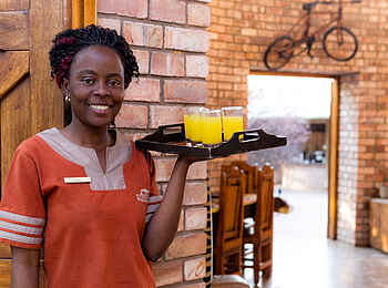 Taleni Etosha Village: Ein Willkommensdrink Taleni Etosha Village: Ein Willkommensdrink
