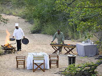 &Beyond Ngala Safari Lodge: Essen neben dem Feuer