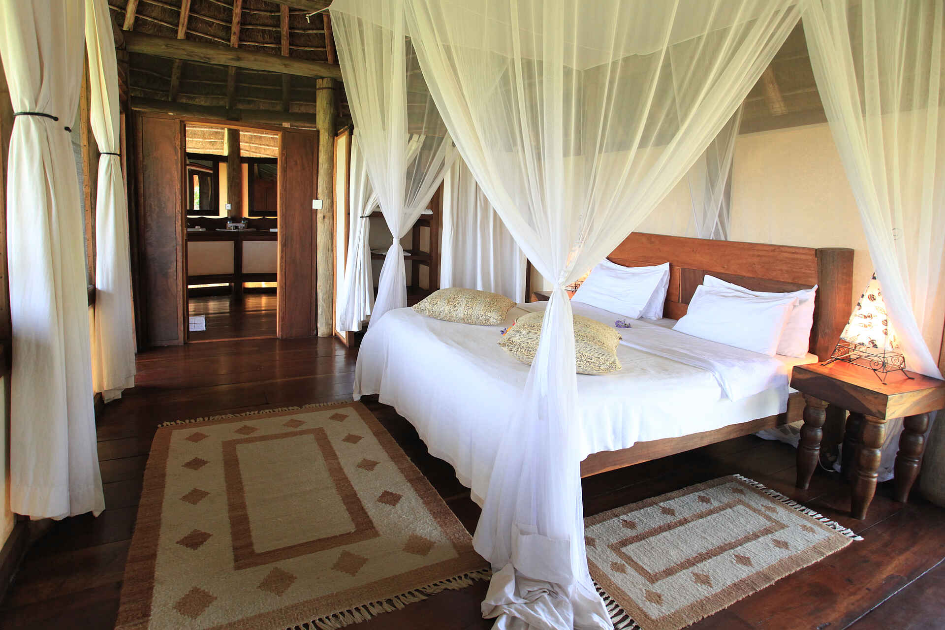 Apoka Safari Lodge: Doppelbett unter Moskitonetz
