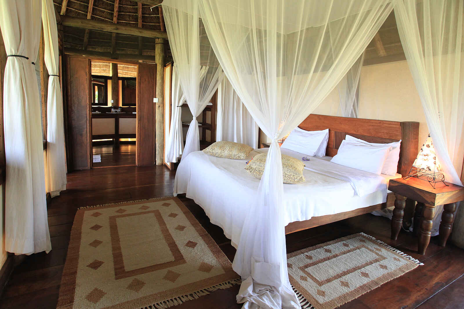 Apoka Safari Lodge: Doppelbett unter Moskitonetz Apoka Safari Lodge: Doppelbett unter Moskitonetz
