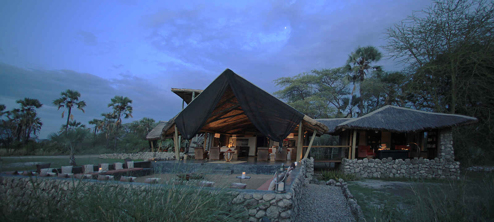 Chem Chem Lodge: Das Hauptgebäude am Abend Chem Chem Lodge: Das Hauptgebäude am Abend