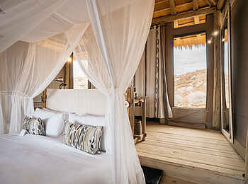 Damaraland Camp: Gästebungalow Blick hinein