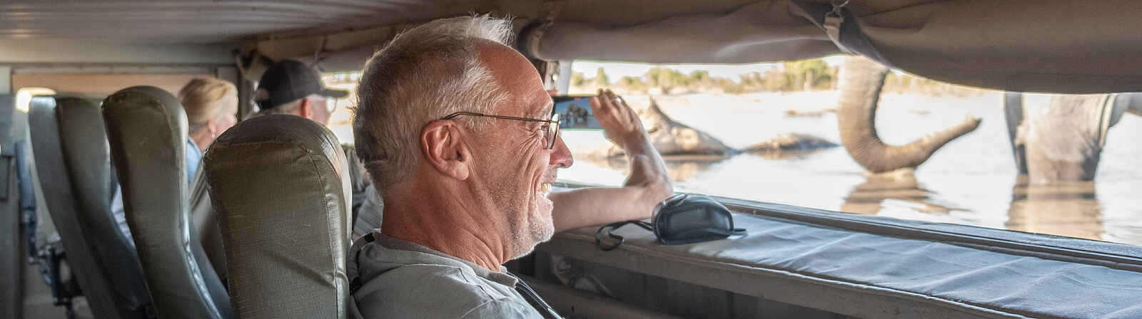 Elephant Pan Camp: Ungewöhnliche Perspektive im Beobachtungsstand Elephant Pan Camp: Ungewöhnliche Perspektive im Beobachtungsstand