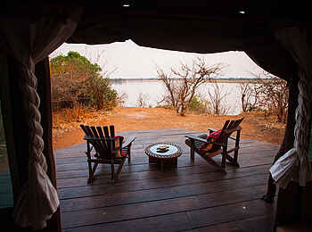 Kasaka River Lodge: Private Veranda mit Sitzmöbeln Kasaka River Lodge: Private Veranda mit Sitzmöbeln