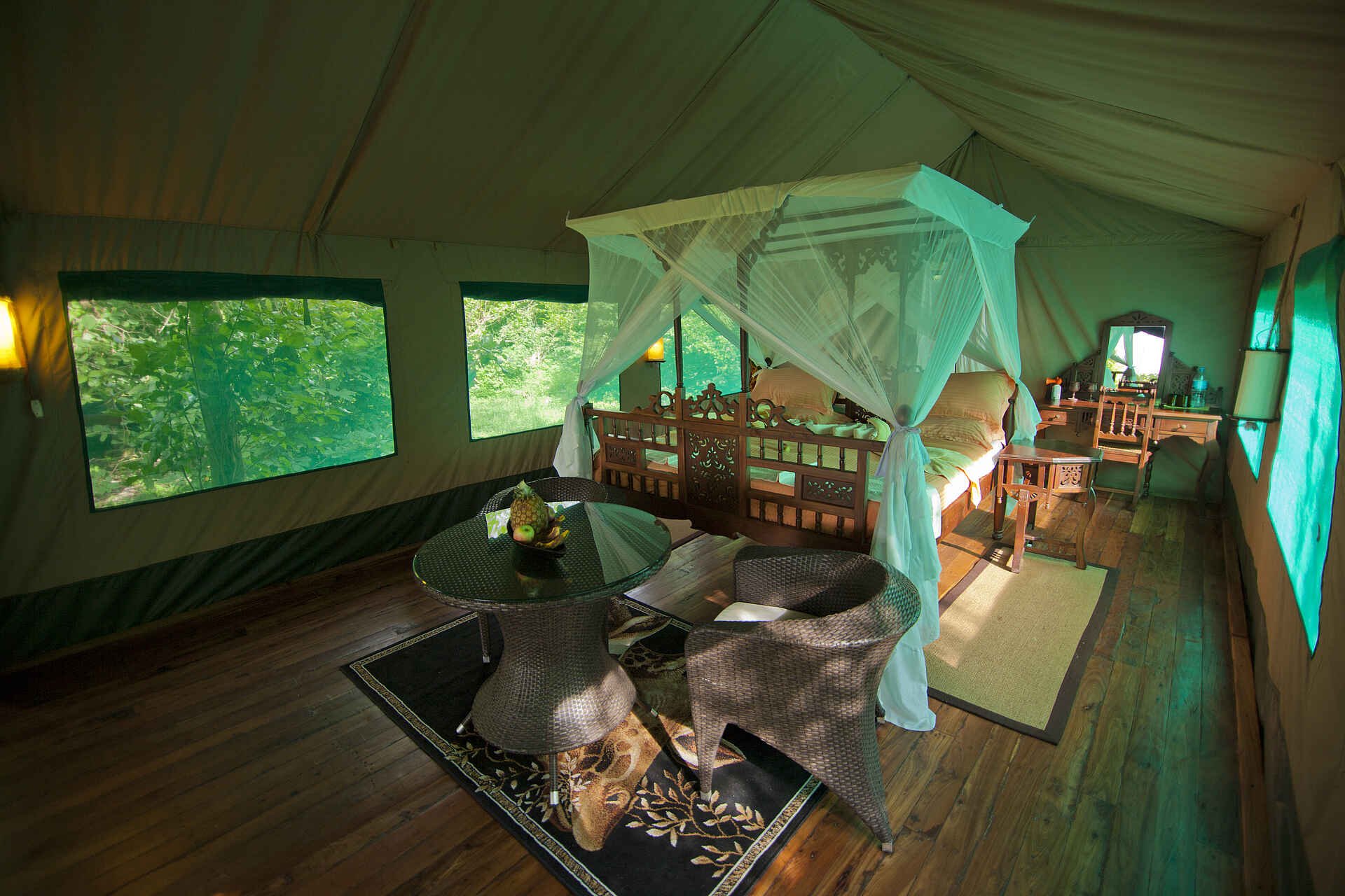 Katavi National Park, Katisunga Ebene, Katuma Bush Lodge, Mbali Mbali Safaris, Doppelbett, Gästezelt, Korbsessel, Schminktisch, Afrikarma, Afrikarma Safaris, Afrikarma Safaris – Wildnis. Hautnah., afrikarma.de