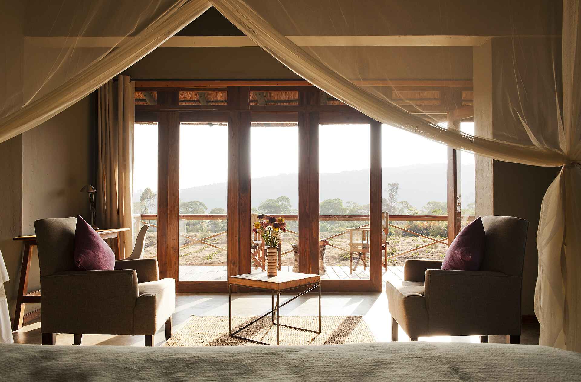 Kitela Lodge: Minilounge und Ausblick vom Gästezimmer karatu, kitela lodge, ngorongoro conservation area, tanganyika wilderness camps, ausblick, gästezimmer, mini lounge, veranda, afrikarma, afrikarma safaris, afrikarma safaris - wildnis. hautnah., afrikarma.de