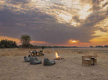Luambe Horizons Camp: Ein Lagerfeuer im Camp