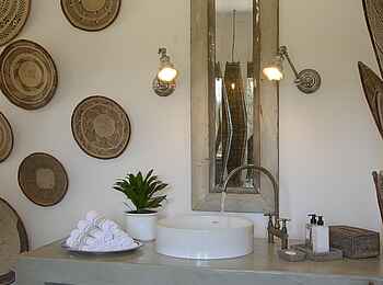 Mushara Outpost: Dekoration neben dem Spiegel