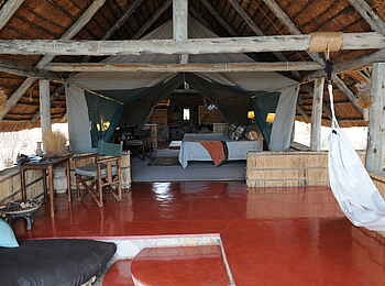 Mwagusi Safari Camp: Unter dem Vordach einer Banda