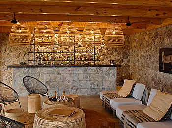 Namiri Plains Camp: Barbereich Namiri Plains Camp: Barbereich