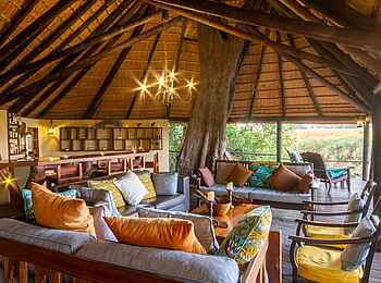 Nxamaseri Island Lodge: Gemütliche Lounge Nxamaseri Island Lodge: Gemütliche Lounge