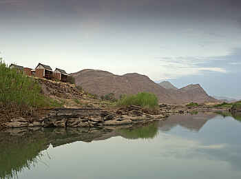 Okahirongo River Camp: Camp vom Fluss aus gesehen Okahirongo River Camp: Camp vom Fluss aus gesehen