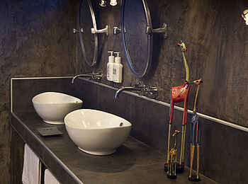 Okonjima Plains Camp: Badezimmer Garden Room Okonjima Plains Camp: Badezimmer Garden Room