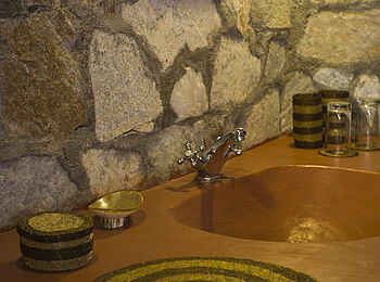 Olduvai Camp: Waschbecken und Spiegel