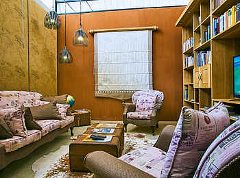 Otjimbondona Kalahari Lodge: Die gemütliche Bibliothek