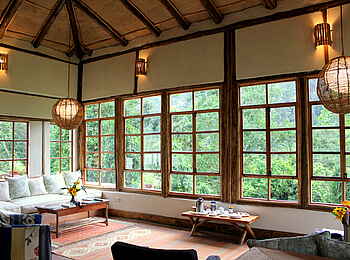 Volcanoes Bwindi Lodge: Panoramafenster in der Lounge