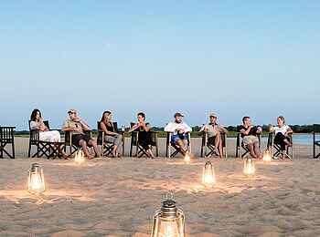 Baines River Camp: Sundowner auf einer Sandbank Baines River Camp: Sundowner auf einer Sandbank